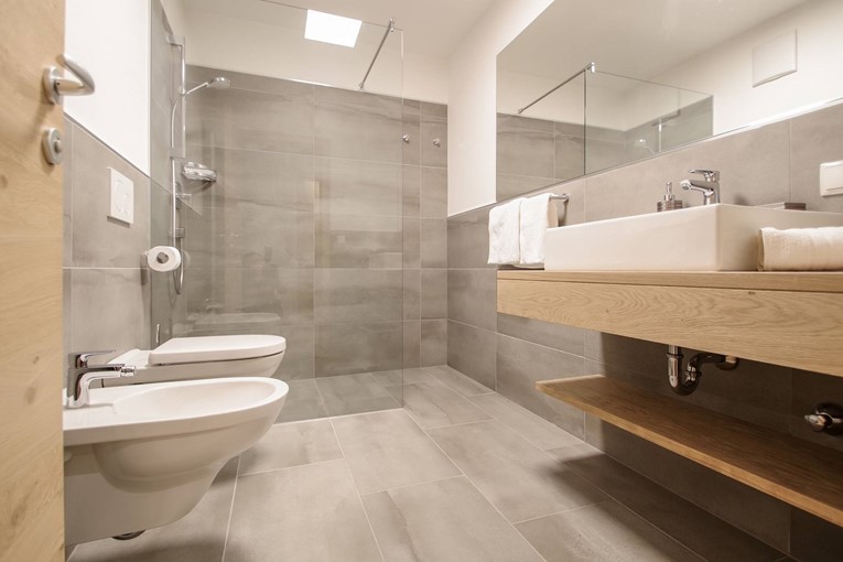 Family Suite 1. Badezimmer.jpg